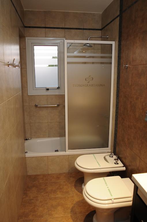 Hotel Euzko Alkartasuna Macachin  Bilik gambar